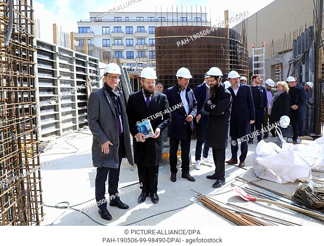06 May 2019, Berlin: Michael Müller (SPD, l), Governing Mayor of Berlin, visits the construction site for the Pears Jewish Campus and is guided across the site...