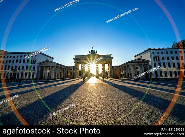 23.03.2020, the Brandenburg goal in Berlin on a late spring juice day in the low sun. The sun shines through the prophylaxis and creates a special mood of light...