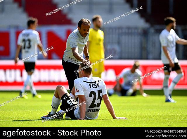21 June 2020, Hamburg: Football: 2nd Bundesliga, 33rd matchday, FC St. Pauli - Jahn Regensburg, at the Millerntor stadium Coach Jos Luhukay of Pauli grabs Henk...
