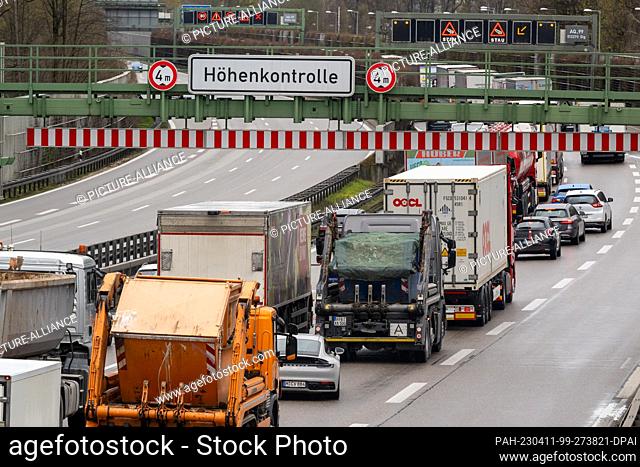 11 April 2023, Bavaria, Karlsfeld: Cars and trucks are stuck in a traffic jam on the A99 freeway just before the Allach Tunnel