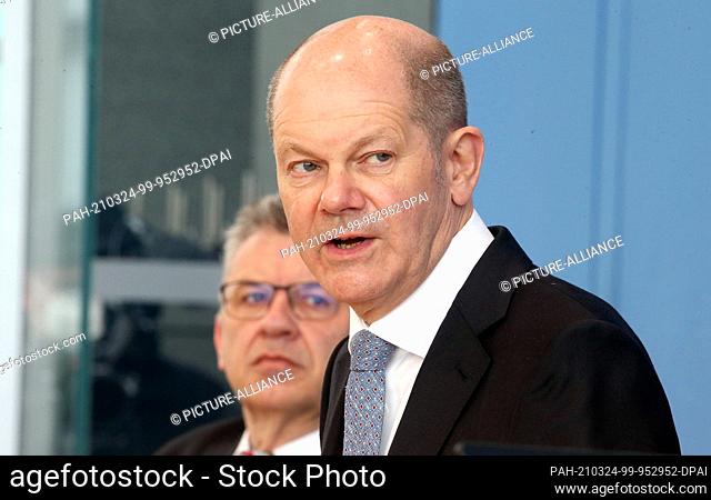 24 March 2021, Berlin: Olaf Scholz (SPD), Federal Minister of Finance, and Werner Gatzer (l), State Secretary in the Ministry of Finance
