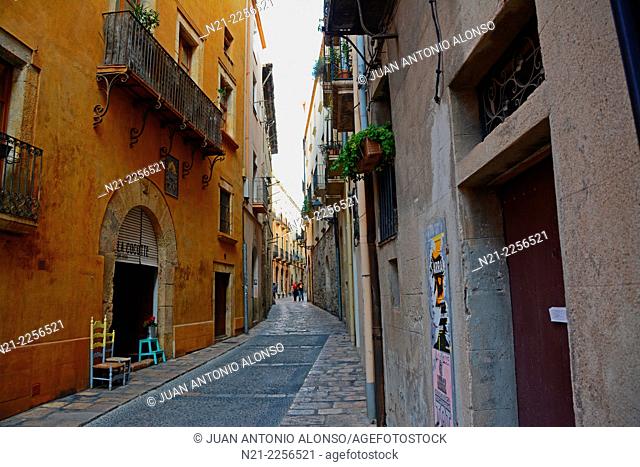One of the narrow streets in the Old quarter. Tarragona, Catalonia, Spain, Europe