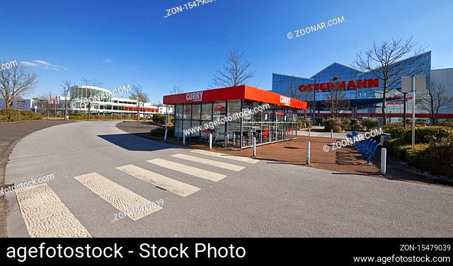 Moebelhaus Ostermann, leerer Parkplatz im Maerz 2020, Coronavirus, Corona-Krise, lockdown, shutdown, Witten, Nordrhein-Westfalen, Deutschland, Europa