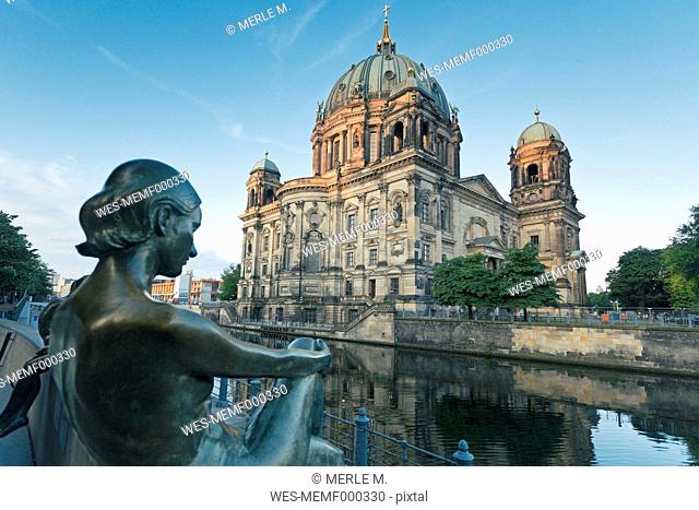Germany, Berlin, view to Berlin Cathedral with sculpture in the foreground