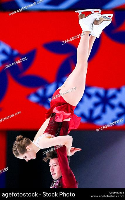RUSSIA, CHELYABINSK - DECEMBER 21, 2023: Pair skaters Anastasia Mishina and Alexander Gallyamov perform a lift during a pairs' short programme event as part of...