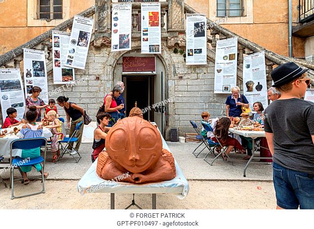 ACTIVITIES FOR CHILDREN ON VACATION, POTTERS' FESTIVAL AND MARKET IN THE PUBLIC GARDEN, APT, VAUCLUSE, LUBERON, FRANCE