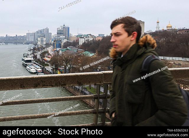 RUSSIA, ROSTOV-ON-DON - DECEMBER 8, 2023: A man walks along the Voroshilovsky Bridge. Erik Romanenko/TASS