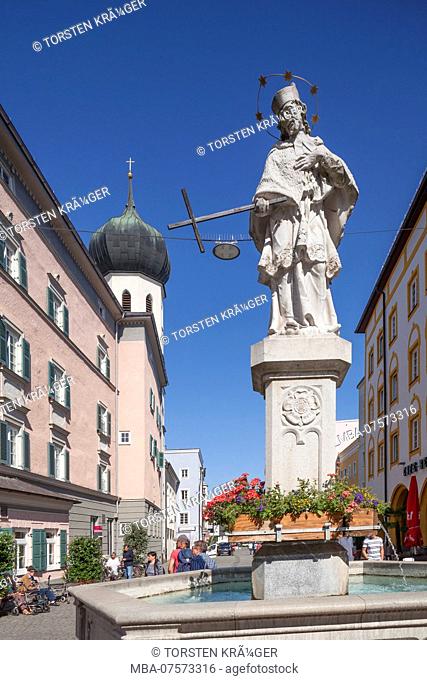 Church of the Holy Spirit on Max-Josefs-Platz Square, historic residential and commercial buildings, John of Nepomuk Fountain, Rosenheim, Upper Bavaria, Bavaria