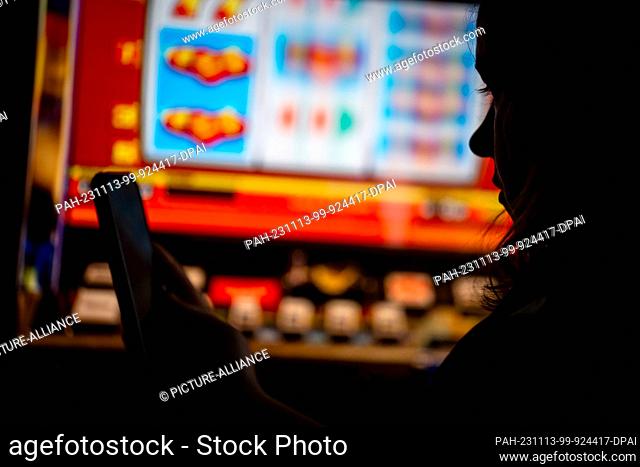 PRODUCTION - 03 November 2023, Bremen: ILLUSTRATION - A woman plays an online gambling game on a smartphone. (staged scene) Photo: Sina Schuldt/dpa