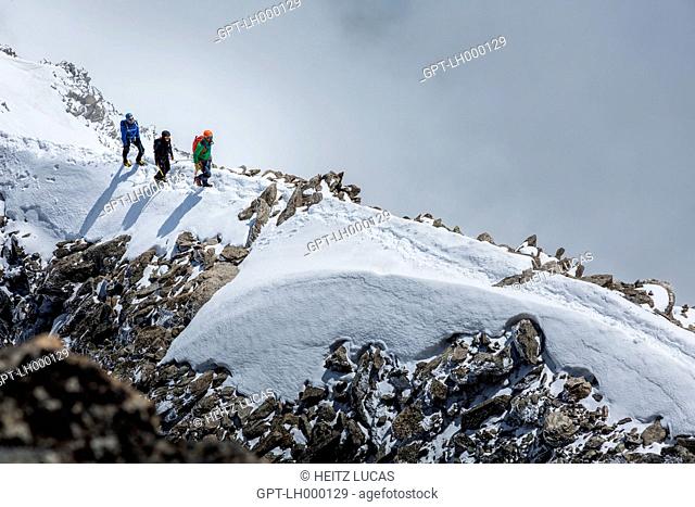 BIRD'S EYE VIEW OF A GUIDE AND MOUNTAIN CLIMBERS ON THE SNOW-COVERED RIDGE OF THE AIGUILLES MARBREES, MONT-BLANC MASSIF, CHAMONIX-MONT-BLANC, HAUTE-SAVOIE (74)