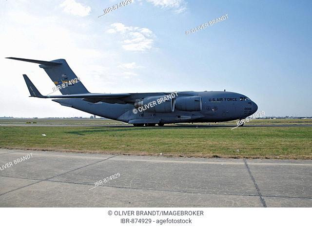 Large capacity cargo plaine, McDonnell Douglas C-17 Globemaster III, US Air Force, USAF, rolling towards the runway