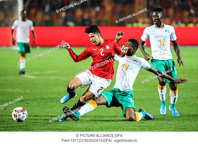 22 November 2019, Egypt, Cairo: Egypt's Amar Hamdy (L) and Cote d'Ivoire's Aboubakar Keita battle for the ball during the Africa U-23 Cup of Nations final...