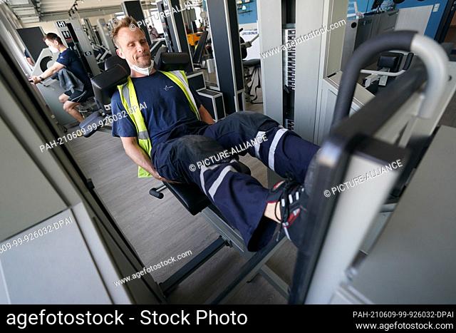 09 June 2021, Hamburg: Employees of ground handling services train in the gym on the airport site. After many months of corona-related short-time working