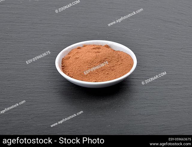 Schale mit Kakao auf Schiefer - Bowl with cocoa powder on shale