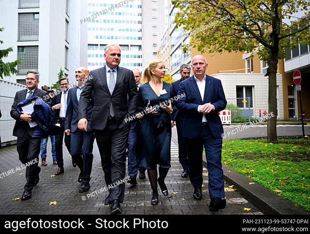 23 November 2023, Berlin: Kai Wegner (r, CDU), Governing Mayor of Berlin, and Stefan Oelrich (3rd from left), Member of the Board of Management of Bayer AG and...