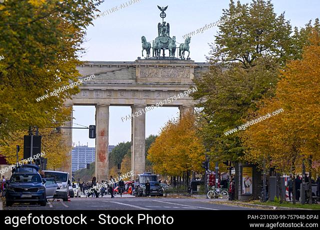 30 October 2023, Berlin: Traces of paint are visible on the pillars of the Brandenburg Gate after the paint attack by climate activists