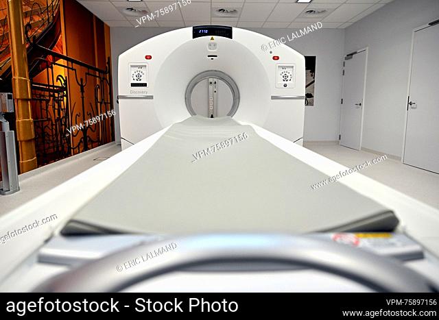 Ilustración muestra un escáner Discovery MI PET/CT durante una visita real al centro oncológico 'Jules Bordet Institute' en el sitio Erasme de Anderlecht
