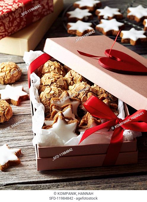 Cinnamon stars and almond macaroons as a Christmas present