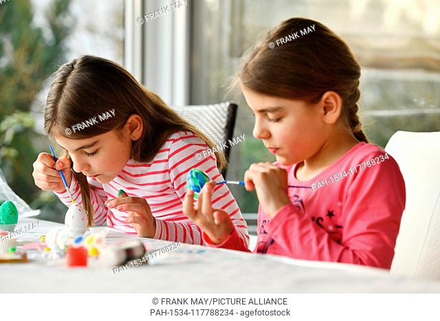 Two girls are designing easter eggs, Germany, city of Osterode, 28. February 2019. Photo: Frank May (model released) | usage worldwide