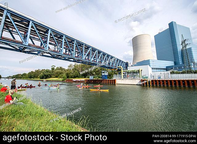 14 August 2020, North Rhine-Westphalia, Datteln: Climate activists paddle their boats on the Dortmund-Ems Canal in front of the Datteln 4