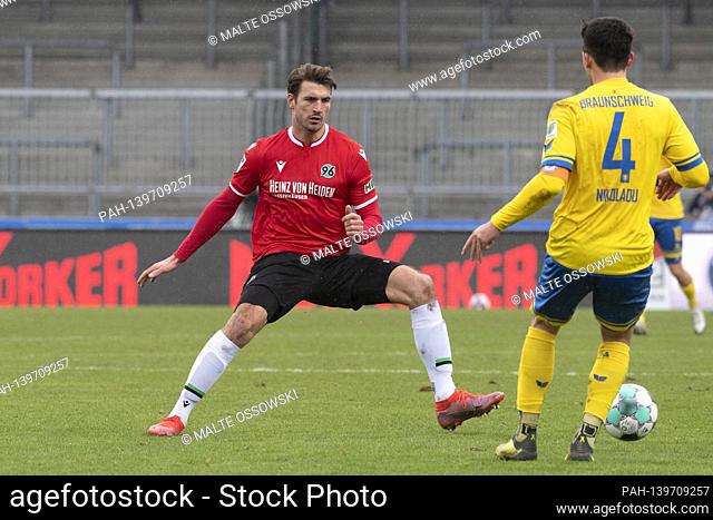 Hendrik WEYDANDT (H) and Jannis NIKOLAOU (BS), action, duels, football 2nd Bundesliga, 20th matchday, Eintracht Braunschweig (Brunswick) (Brunswick) - Hanover...