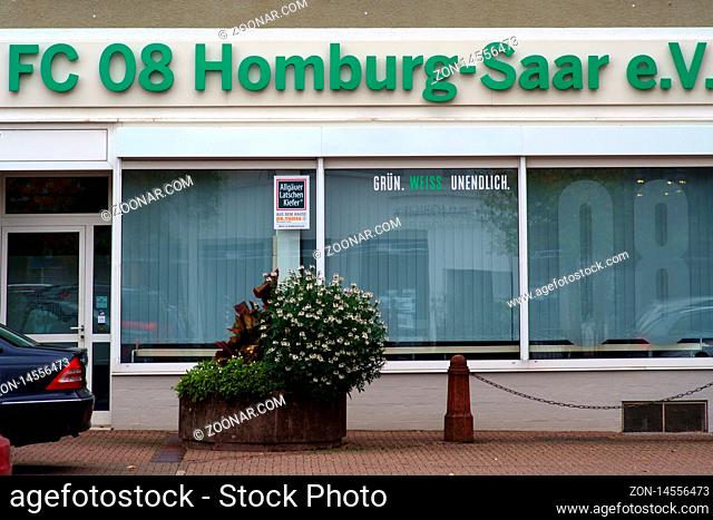 Homburg, Deutschland ? Oktober 19, 2019: Die Außenfassade der Geschäftsstelle des Fußballclubs FC 08 Homburg-Saar e.V. mit Logo am 19