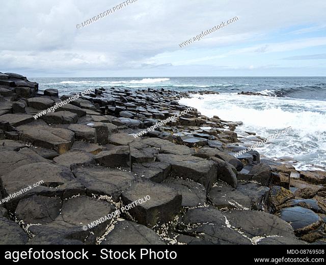 The Giant's Causeway (in English Giant's Causeway; in Irish Clochán an Aifir, archaically known as Clochán na bhFomhórach; in Ulster Scots Giant's Causey) is a...
