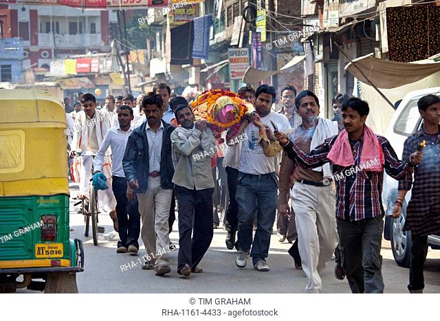 Body of dead Hindu woman carried in procession in street for funeral pyre cremation by the Ganges, Varanasi, Benares, Northern India