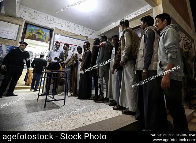10 December 2023, Egypt, Bir al-Abd: People line up to cast their vote at a polling station in Bir al-Abd during the 2023 Egyptian presidential election