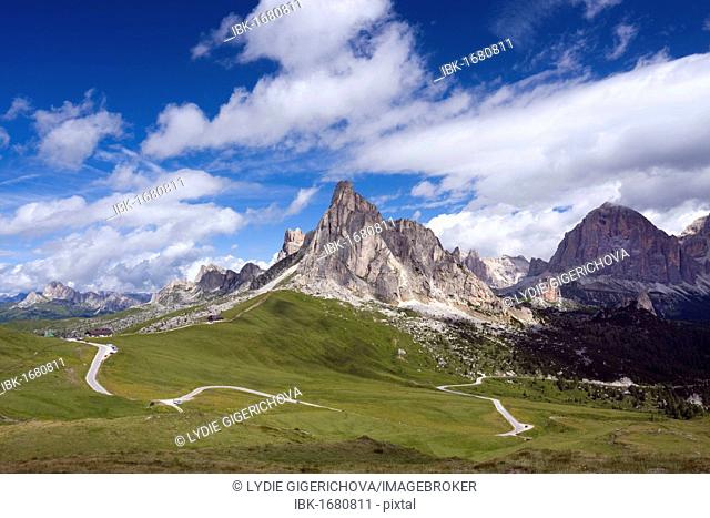 Giau Pass and Mount Ra Gusela, 2595 m, Cinque Torri, 2361 m, and Mount Tofana de Rozes, 3225 m, Dolomites, Alto Adige, South Tirol, Alps, Italy, Europe