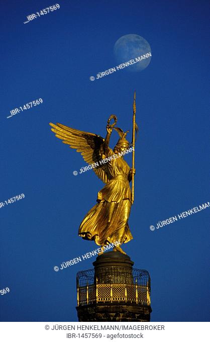 So-called Goldelse, Victoria statue on the Siegessaeule victory column with full moon, Grosser Stern junction, Strasse des 17