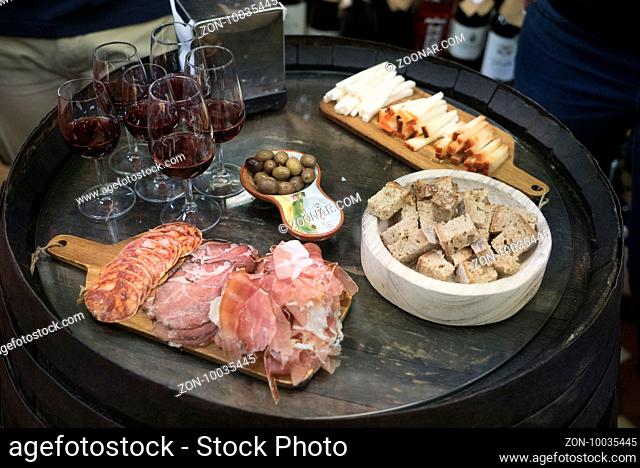 portugiesisches Essen in einem traditionellen Lebensmittelgeschäft in Porto, Portwein, Wurst und Käse, 22.10.2016, Foto: Robert B. Fishman