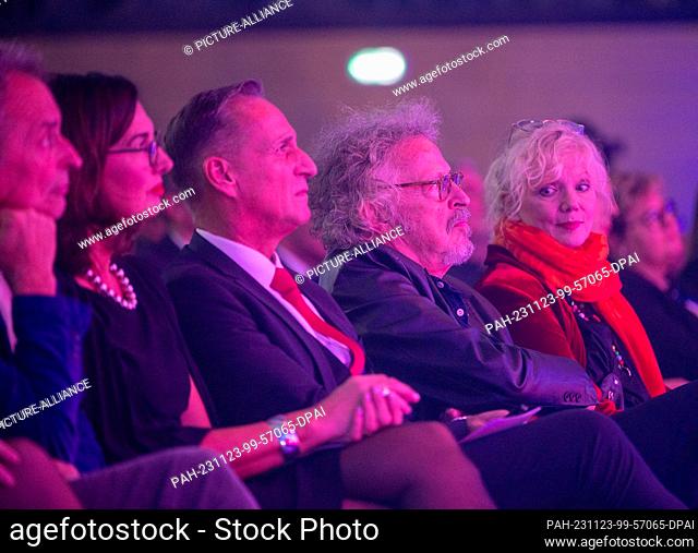 23 November 2023, Rhineland-Palatinate, Wittlich: Singer, painter and author Wolfgang Niedecken (2nd from right) listens to the laudation by former German...