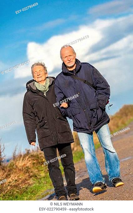 älteres glückliches paar macht einen spaziergang