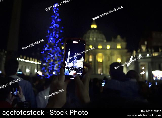 Ceremonia de presentación de la escena de la Natividad y la iluminación del árbol de Navidad en la plaza San Pedro en el Vaticano