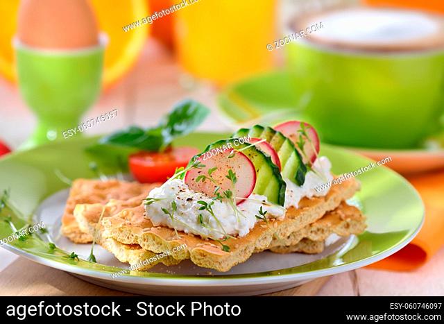 Leichtes Frühstück mit Frischkäse-Knäckebrot und Cappucino - Light breakfast with cottage cheese crispbread and a cup of cappuccino