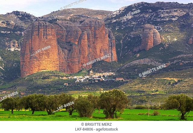 Impressive wall of rock above the village of Riglos, Los Mallos, Aragón, Spain, Europe