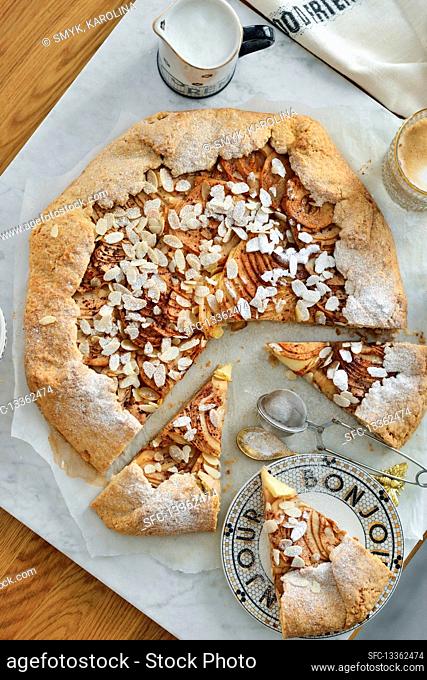 Tart with apples and cinnamon