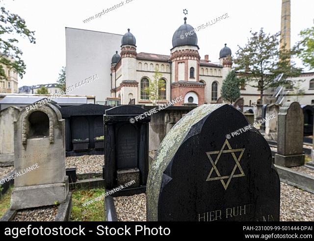 09 October 2023, Saxony-Anhalt, Halle (Saale): A Star of David is seen on a gravestone at the synagogue in Halle/Saale. At the Jewish house of worship