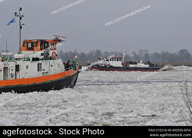 18 February 2021, Poland, Zatan Dolna: A Polish (l) and a German icebreaker navigate the German-Polish border river Oder north of Schwedt (Brandenburg)