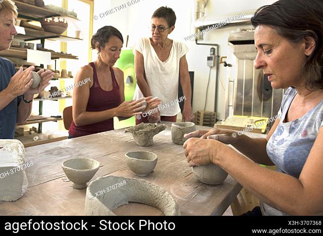 Atelier d'initiation anime par la ceramiste-sculpteur Dominique Coenen, Centre de ceramique contemporaine, Village de La Borne, departement du Cher