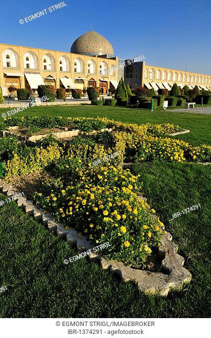 Meidan-e Emam, Naqsh-e Jahan, Imam Square with Sheik Lotfollah, Lotf Allah Mosque, Esfahan, UNESCO World Heritage Site, Isfahan, Iran, Persia, Asia