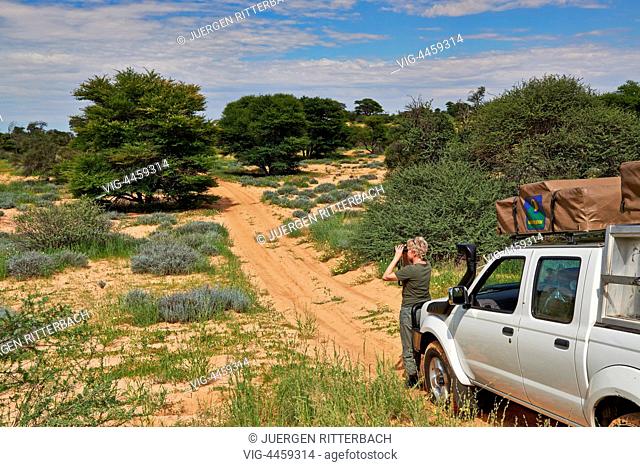 4x4 in landscape of Kgalagadi Transfrontier Park, Mabuasehube Section, Kalahari, South Africa, Botswana, Africa - Kgalagadi Transfrontier Park, South Africa