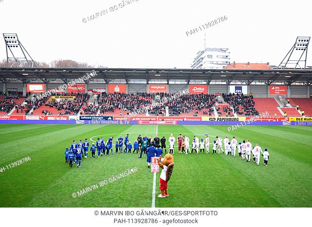 Enema of the two teams. GES / Soccer / 3rd League: Hallescher FC - Karlsruher SC, 15.12.2018 Football / Soccer: League: Team vs Team, Location, December 15