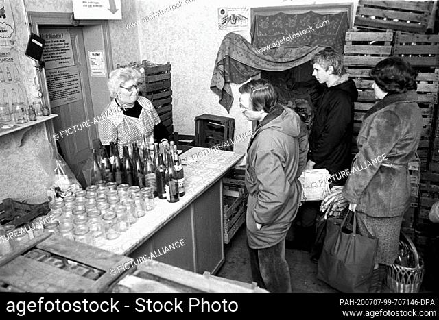 30 August 1985, Saxony, Eilenburg: In a secondary raw material collection point, VEB Kombinat SERO, in Eilenburg, citizens hand in empty bottles