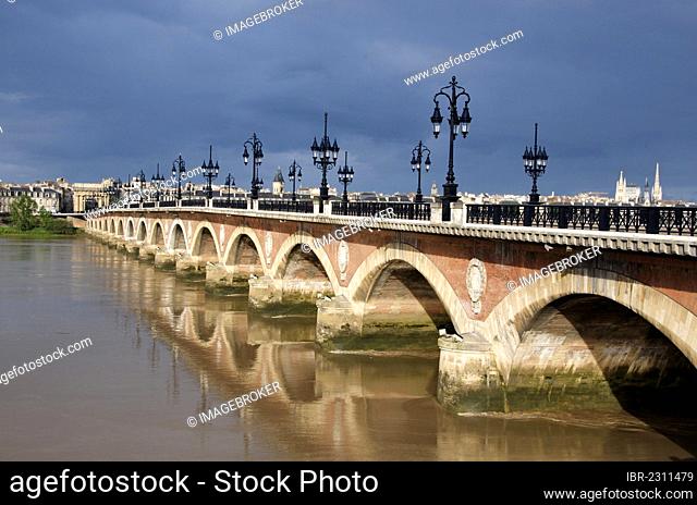 The Pont de Pierre crossing the river Garonne, Bordeaux, Aquitaine, France, Europe