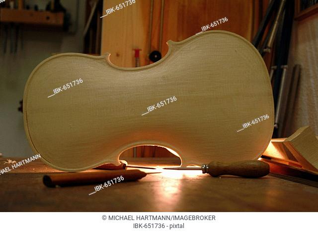 Unvarnished violin without F-Holes