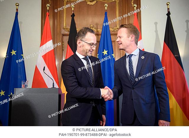01 July 2019, Berlin: Heiko Maas (SPD, l), Foreign Minister, and Jeppe Kofod, Foreign Minister of Denmark, shake hands after a joint press conference in the...