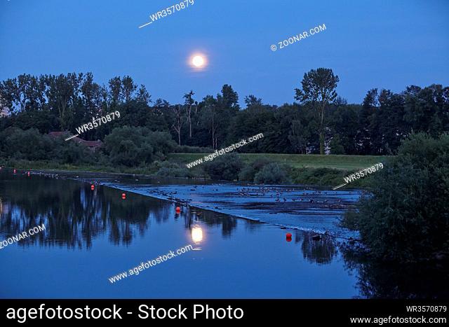 Abendstimmung mit dem Aufgang des Mondes über der Ruhr in der Nähe von Essen-Kray (Deutschland, Nordrhein-Westfalen)