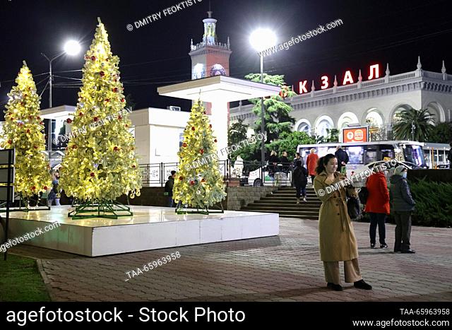 RUSSIA, SOCHI - 21 de diciembre de 2023: Los árboles de Navidad se paran en la calle Gorky. Dmitry Feoktistov/TASS